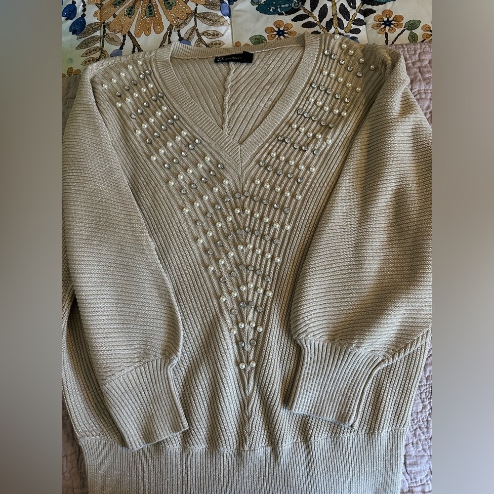 Like new Large cream vneck bedazzled sweater